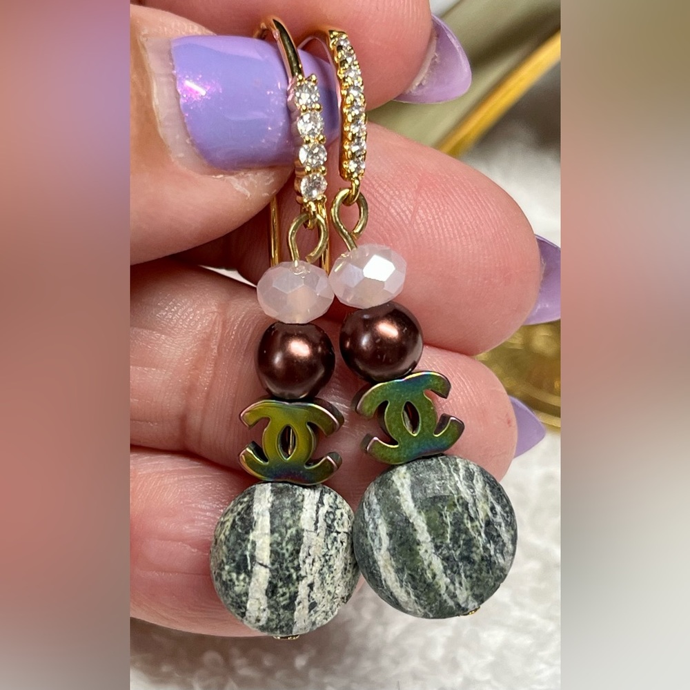 ⭐️🎁pretty gold and Swarovski earring -Chanel symbol-rhinestone hook
